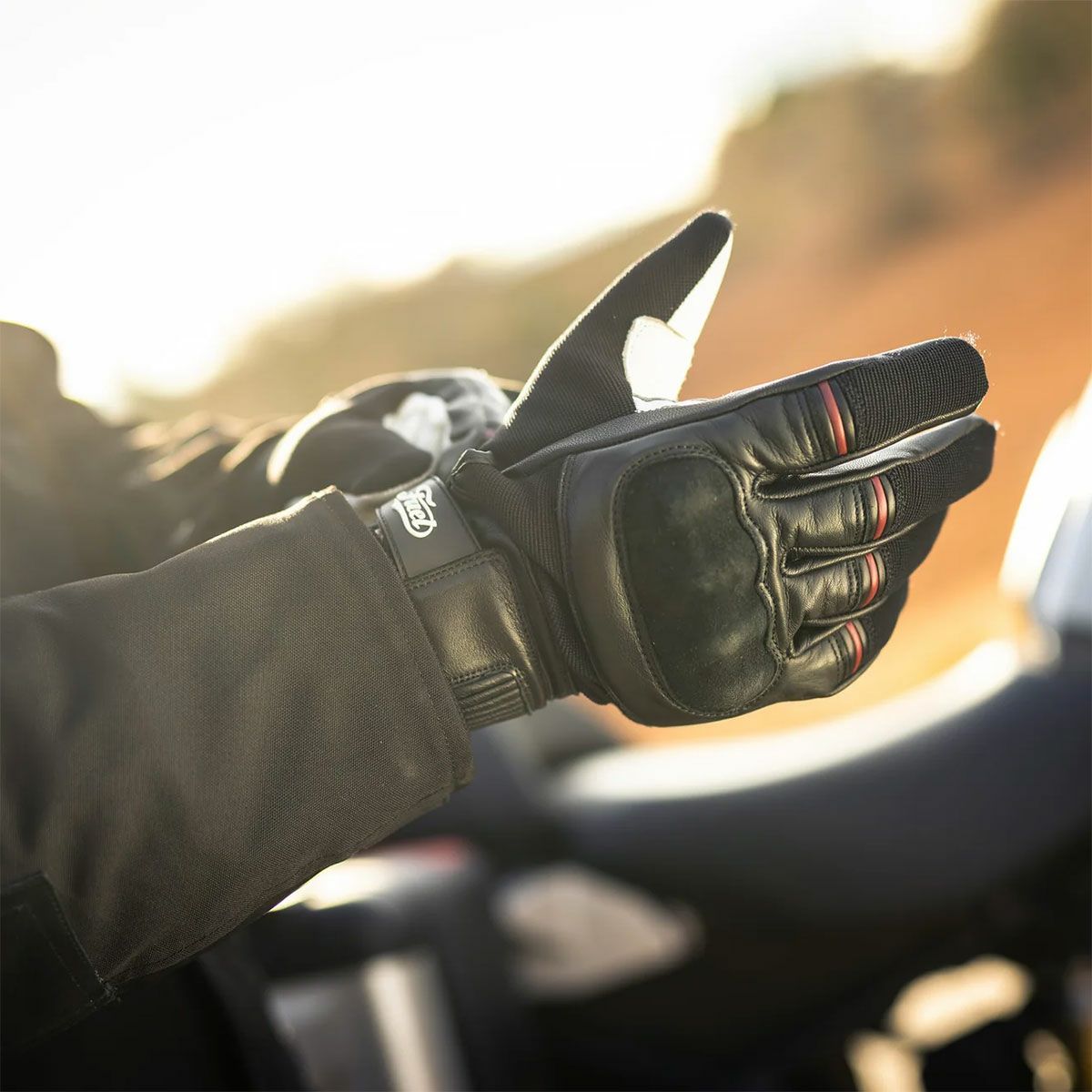 Fuel Motorcycles｜ラリー 2 グローブ｜3シーズン｜ブラック｜モデル着用