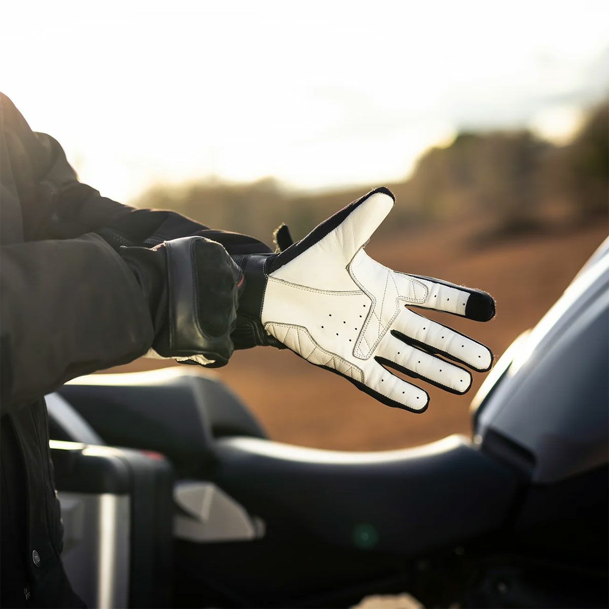 Fuel Motorcycles｜ラリー 2 グローブ｜3シーズン｜ブラック｜モデル着用