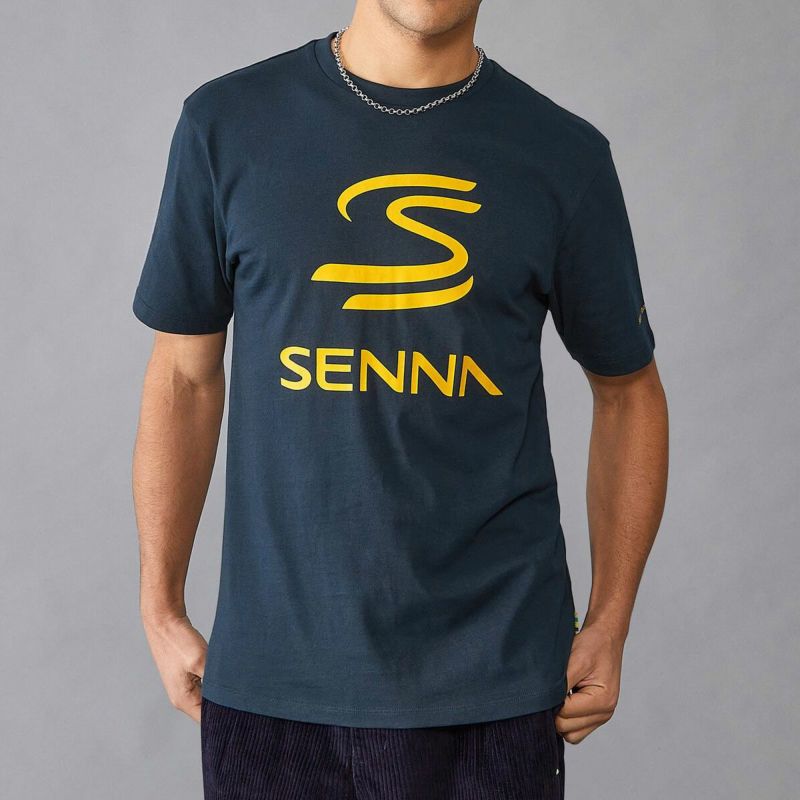 AyrtonSenna｜アイルトン・セナ ロゴ Tシャツ｜ネイビー｜モデル着用