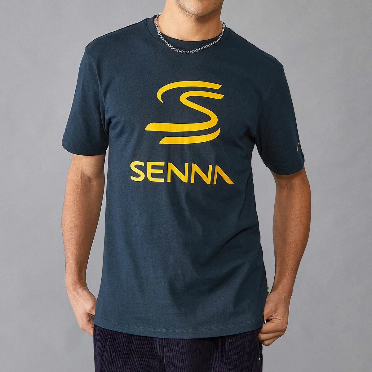 AyrtonSenna｜アイルトン・セナ ロゴ Tシャツ｜ネイビー｜モデル着用