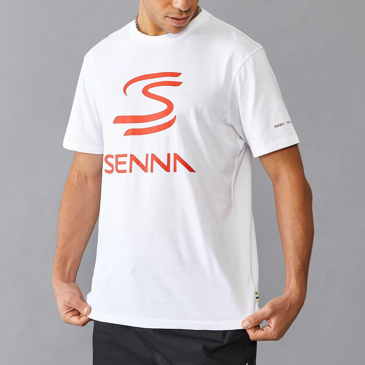 AyrtonSenna｜アイルトン・セナ ロゴ Tシャツ｜ホワイト｜モデル着用