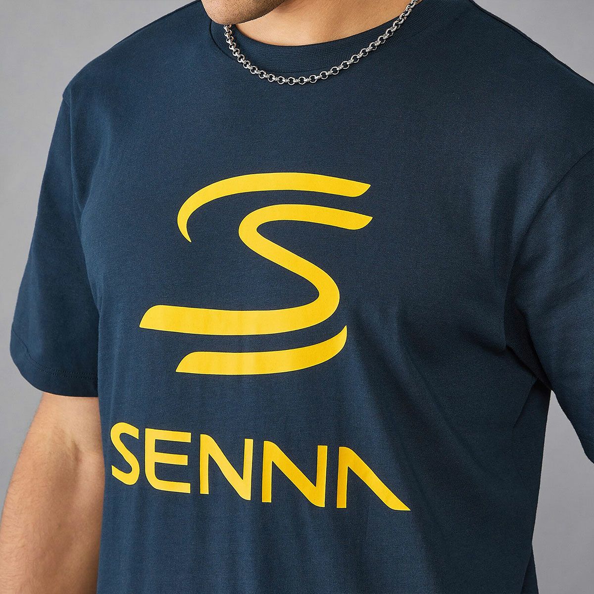 AyrtonSenna｜アイルトン・セナ ロゴ Tシャツ｜ネイビー｜モデル着用