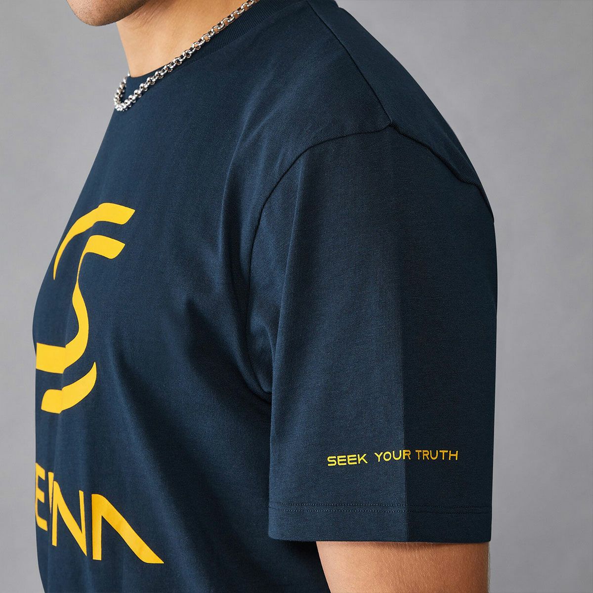 AyrtonSenna｜アイルトン・セナ ロゴ Tシャツ｜ネイビー｜モデル着用