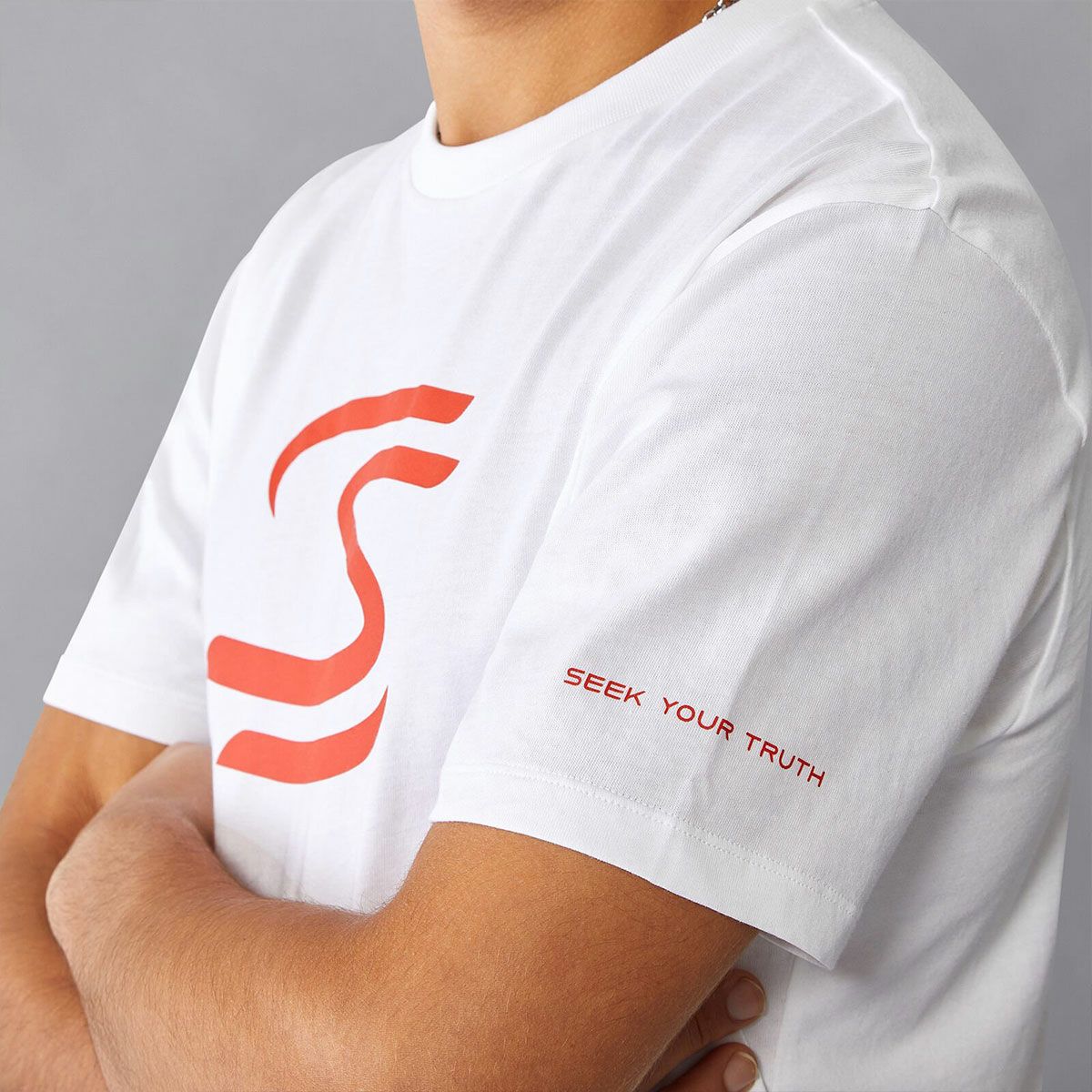 AyrtonSenna｜アイルトン・セナ ロゴ Tシャツ｜ホワイト｜モデル着用