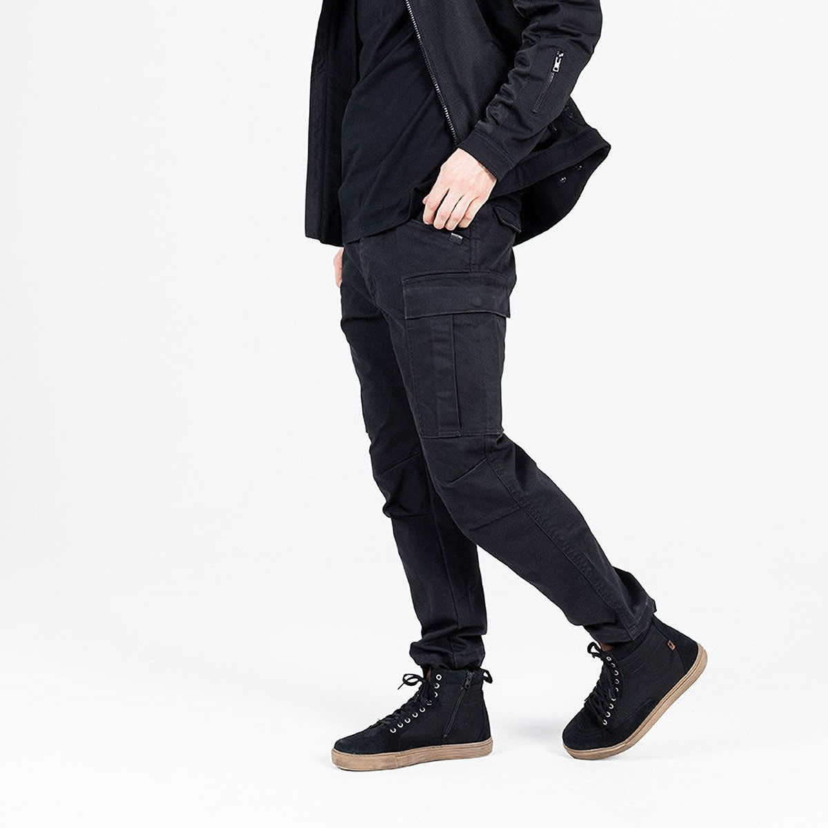 John Doe｜レギュラーカーゴ モノ｜チノ・カーゴ｜ブラック｜モデル着用