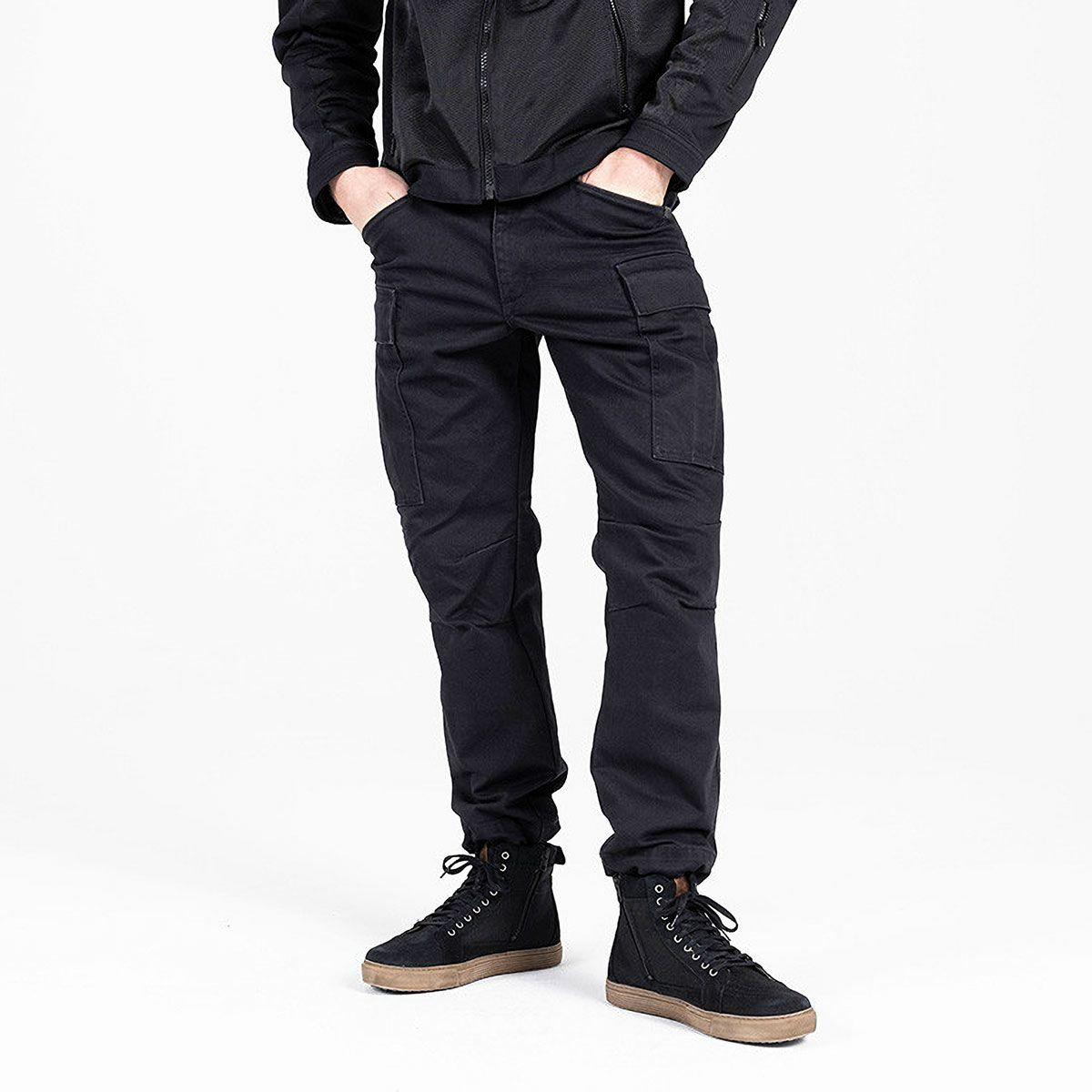 John Doe｜レギュラーカーゴ モノ｜チノ・カーゴ｜ブラック｜モデル着用