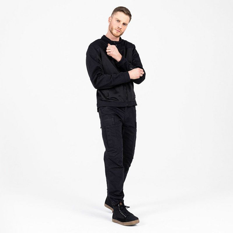 John Doe｜レギュラーカーゴ モノ｜チノ・カーゴ｜ブラック｜モデル着用