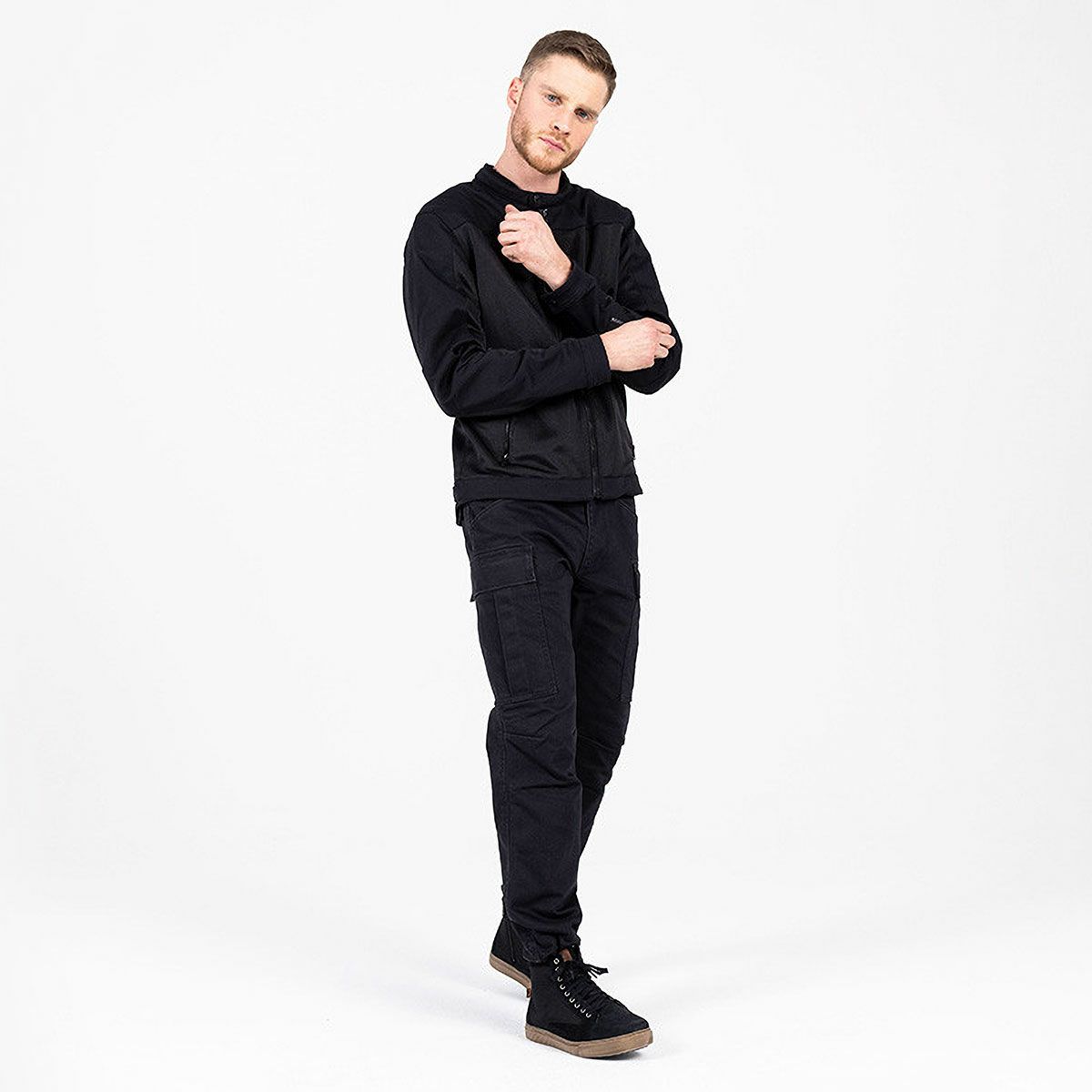 John Doe｜レギュラーカーゴ モノ｜チノ・カーゴ｜ブラック｜モデル着用