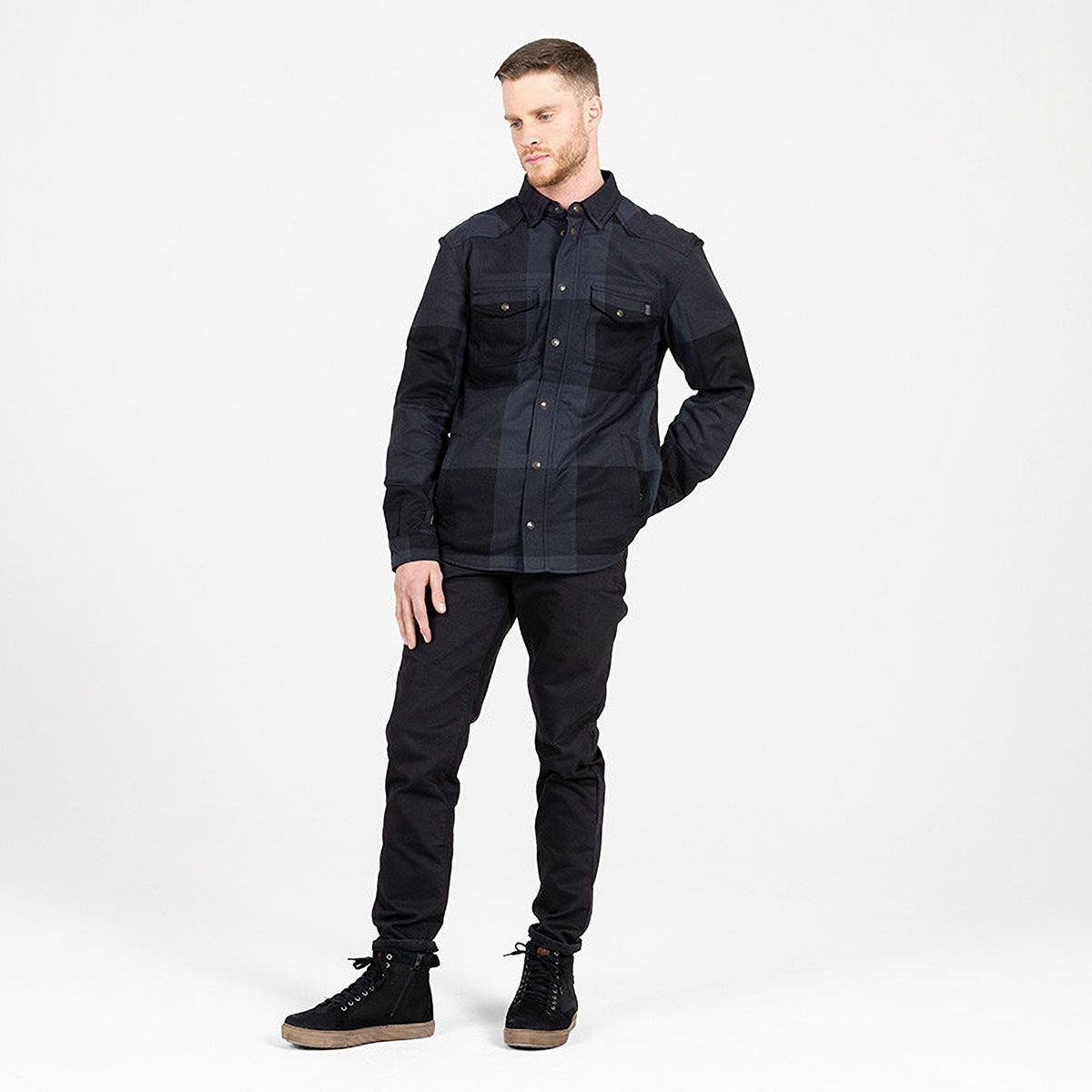 John Doe｜クラシック テーパード｜デニム｜ブラック｜モデル着用