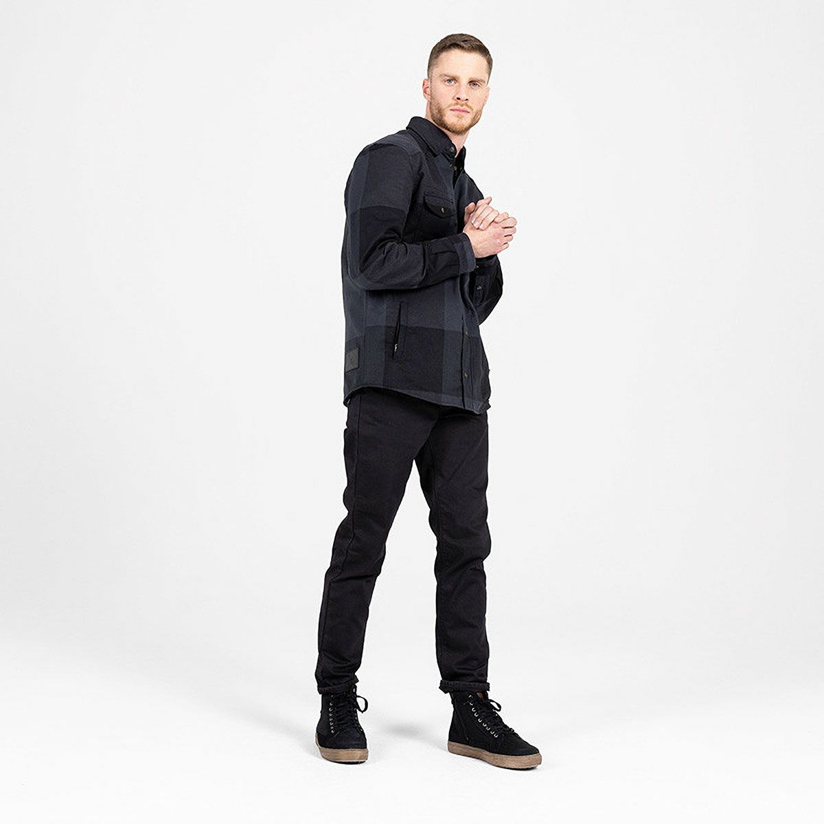 John Doe｜クラシック テーパード｜デニム｜ブラック｜モデル着用