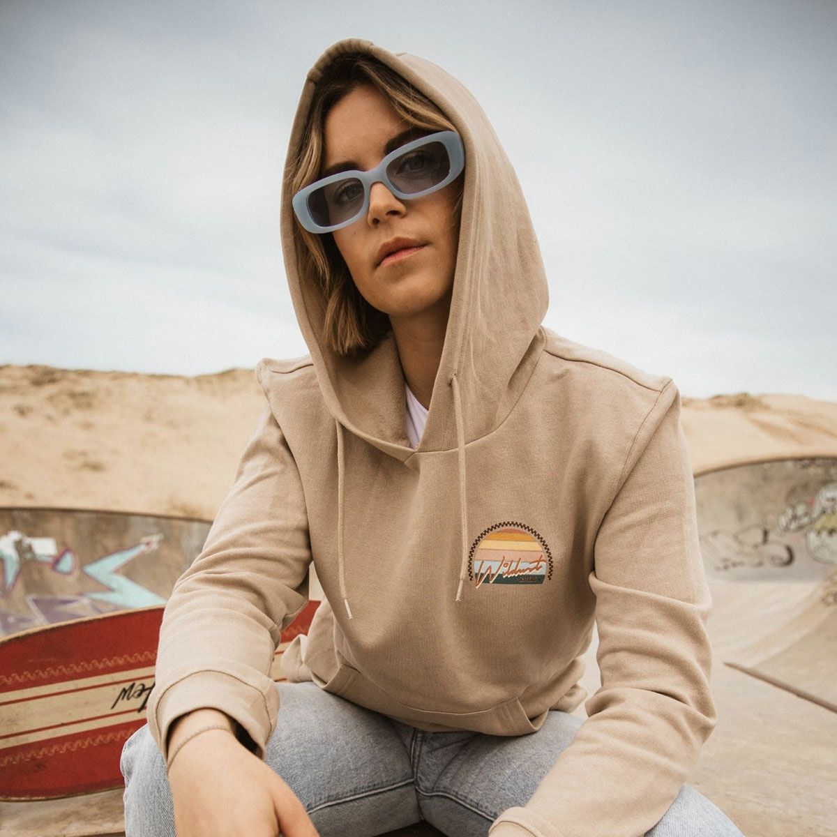 WILDUST｜ウィンド レース フーディ｜サンドベージュ｜モデル着用