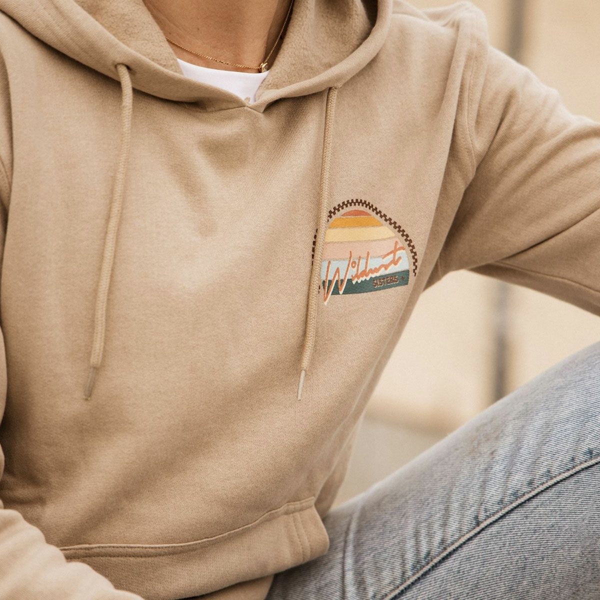 WILDUST｜ウィンド レース フーディ｜サンドベージュ｜モデル着用