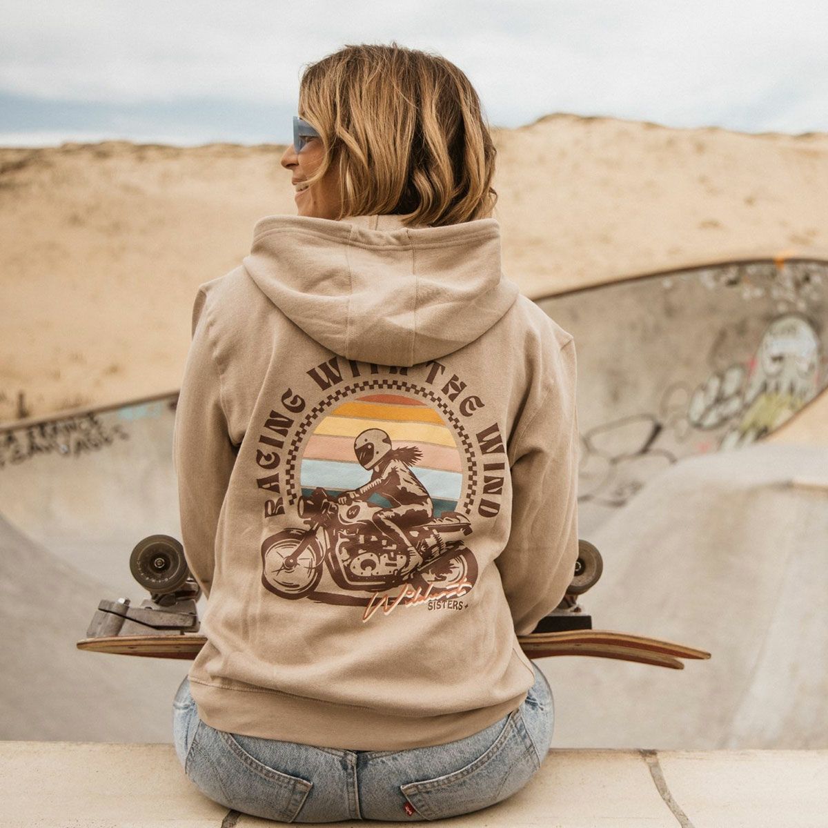 WILDUST｜ウィンド レース フーディ｜サンドベージュ｜モデル着用