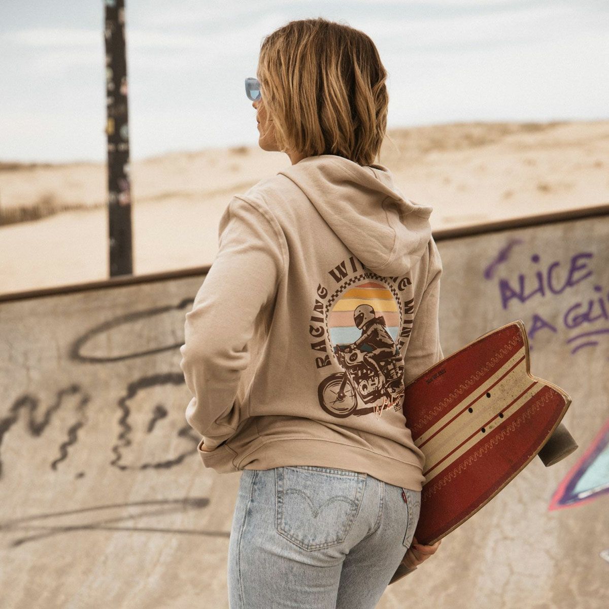 WILDUST｜ウィンド レース フーディ｜サンドベージュ｜モデル着用