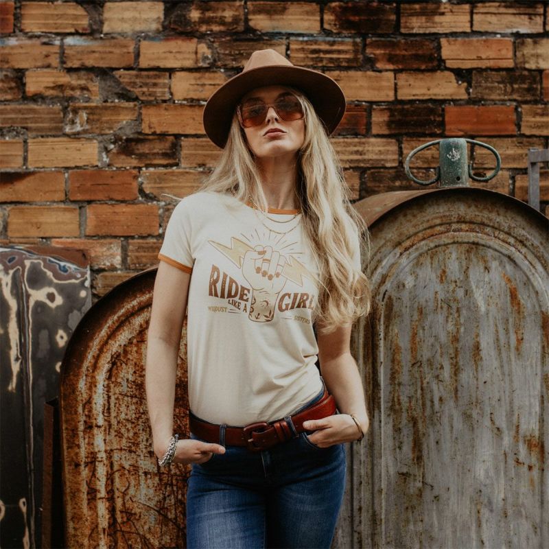 WILDUST｜リンガー Tシャツ｜エクリュ｜モデル着用