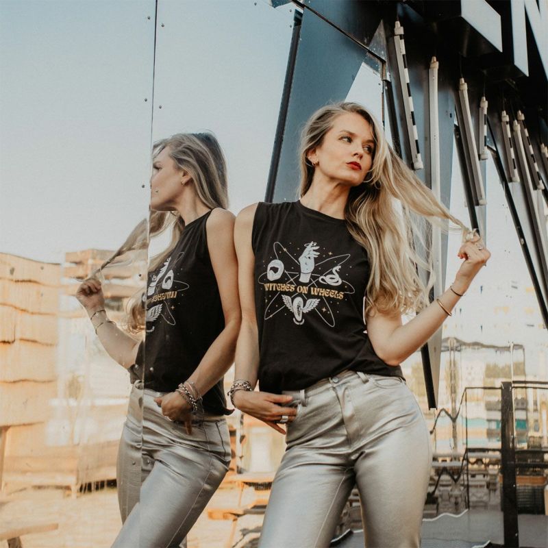 WILDUST｜ウイッチ Tシャツ｜ブラック｜モデル着用