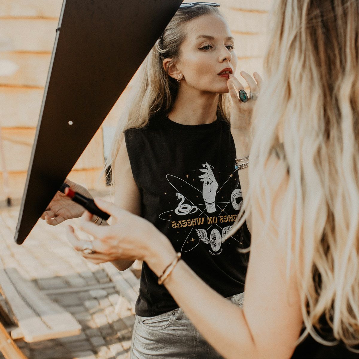 WILDUST｜ウイッチ Tシャツ｜ブラック｜モデル着ｖ