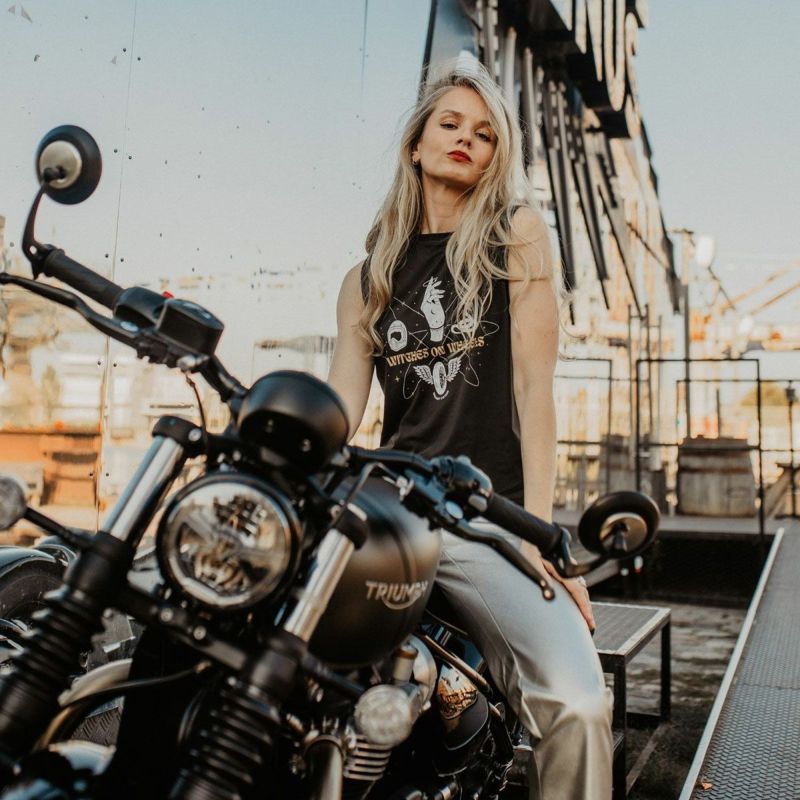 WILDUST｜ウイッチ Tシャツ｜ブラック｜モデル着用