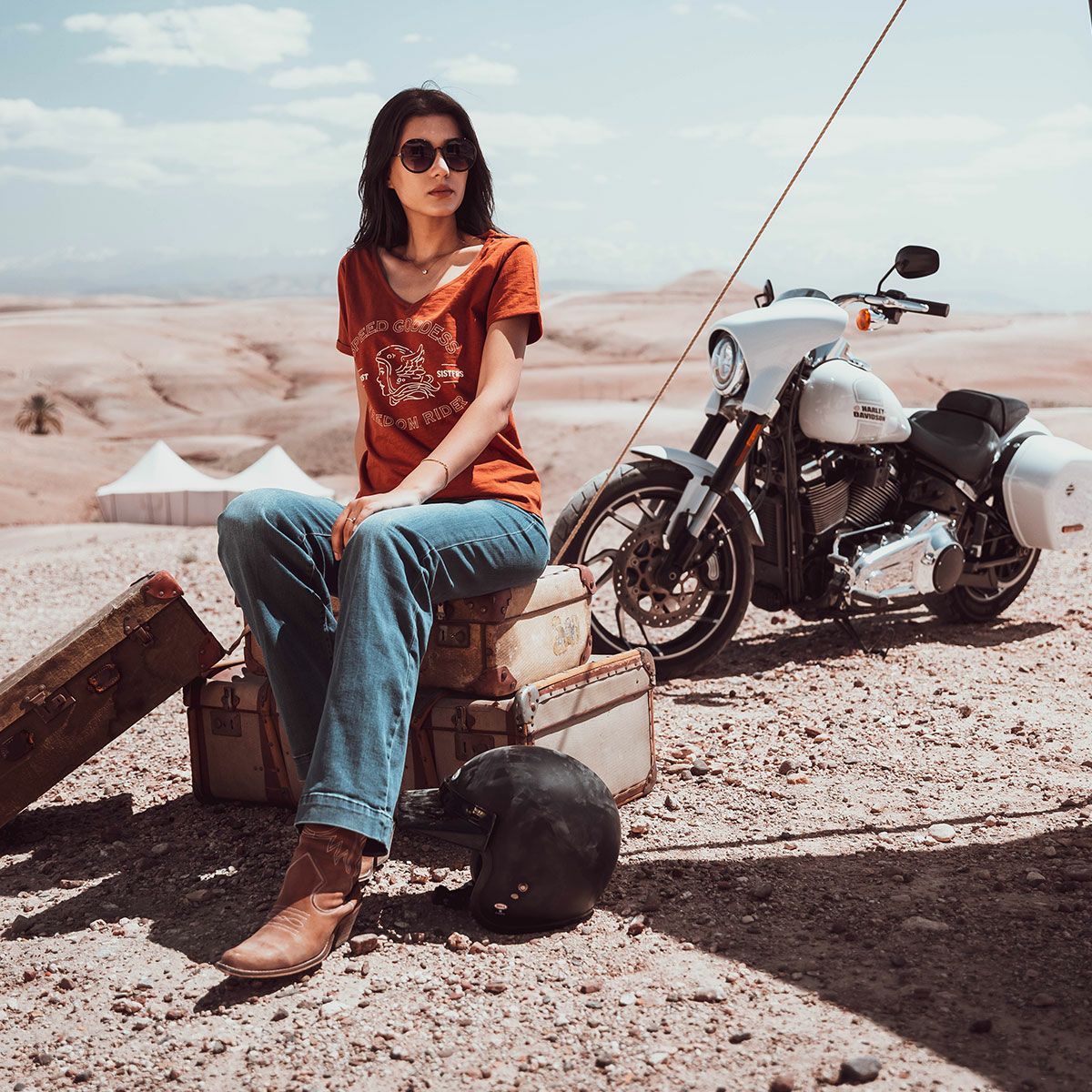 WILDUST｜ワイルド ゴッデス Tシャツ｜レッド｜モデル着用