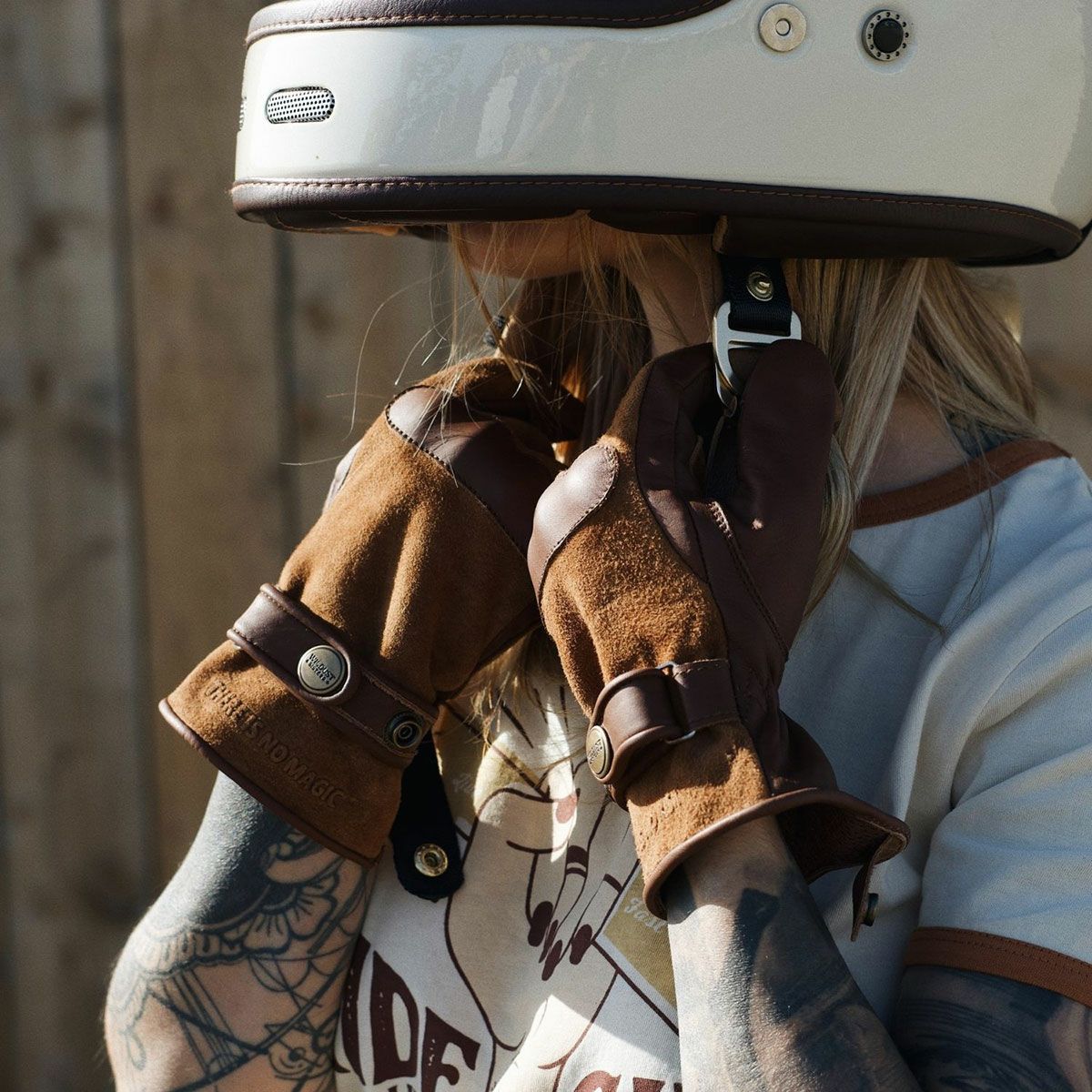 WILDUST｜KP クラシック レザーWILDUST｜KP クラシック レザー グローブ｜3シーズン｜ブラウン｜モデル着用 グローブ｜3シーズン｜ブラウン