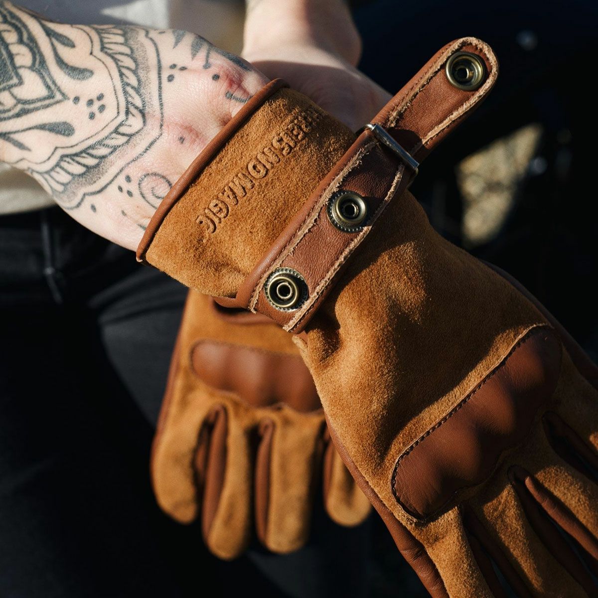 WILDUST｜KP クラシック WILDUST｜KP クラシック レザー グローブ｜3シーズン｜ブラウン｜モデル着用レザー グローブ｜3シーズン｜ブラウン