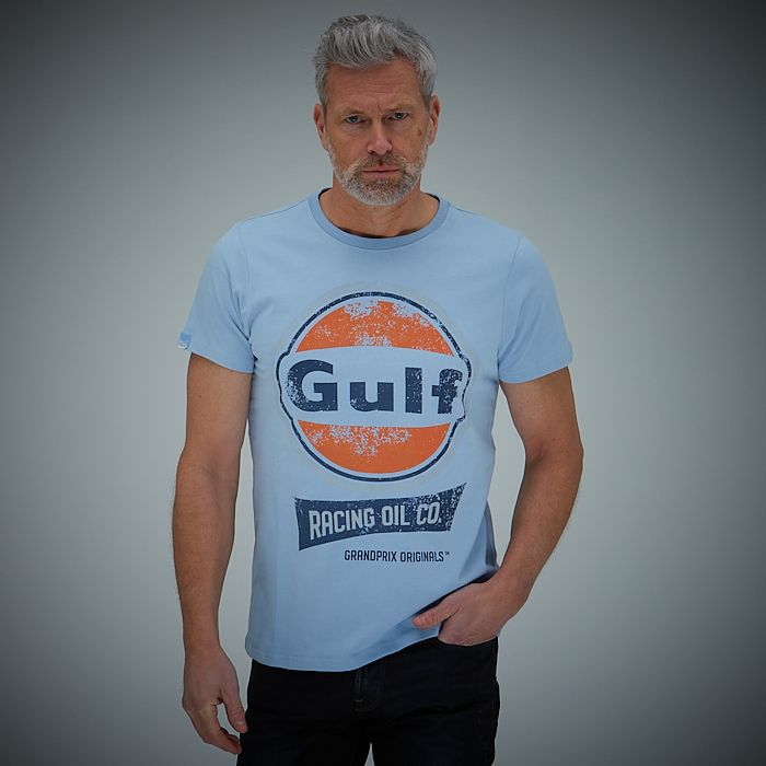 GULF｜ガルフ NEW レーシング オイル Tシャツ｜ガルフブルー｜モデル着用