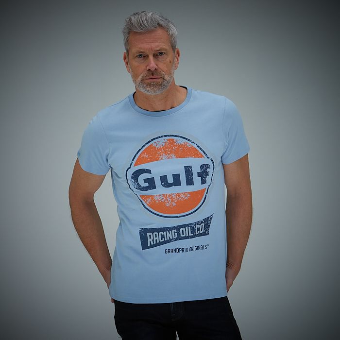 GULF｜ガルフ NEW レーシング オイル Tシャツ｜ガルフブルー｜モデル着用