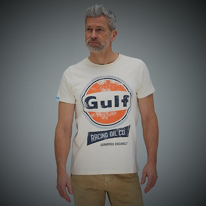 GULF｜ガルフ NEW レーシング オイル Tシャツ｜クリーム｜モデル着用