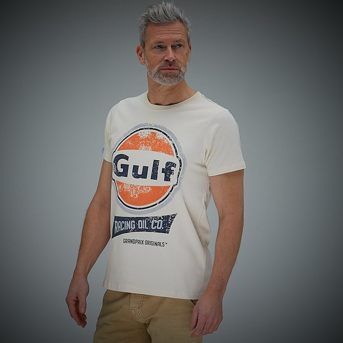 GULF｜ガルフ NEW レーシング オイル Tシャツ｜クリーム｜モデル着用