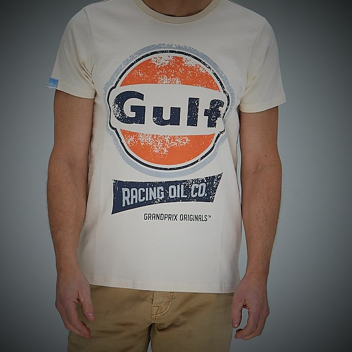 GULF｜ガルフ NEW レーシング オイル Tシャツ｜クリーム｜モデル着用