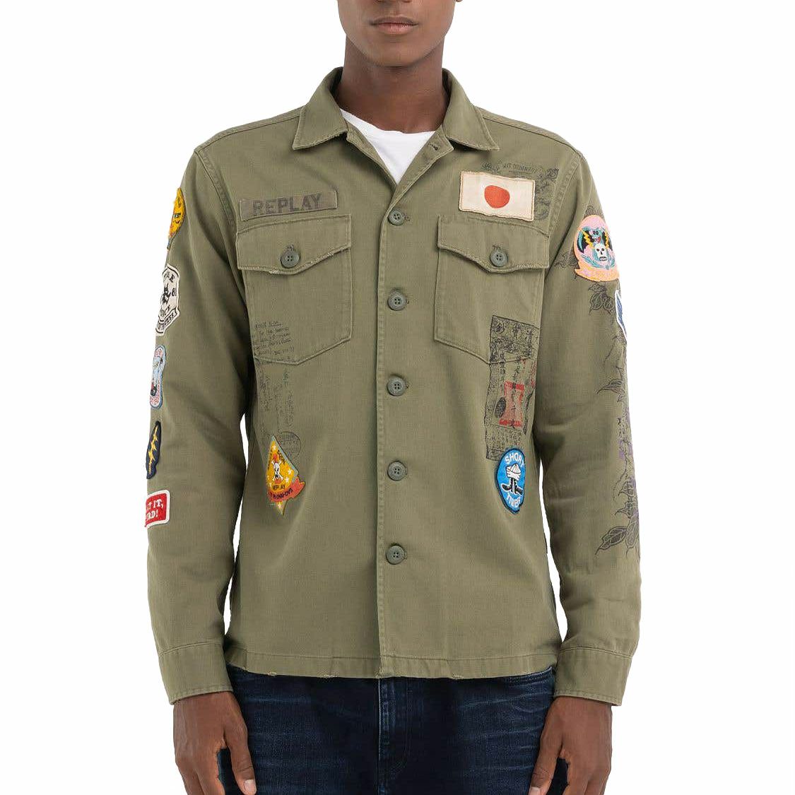 Replay｜プリント＆パッチ オーバーシャツ｜ライトミリタリー｜モデル着用