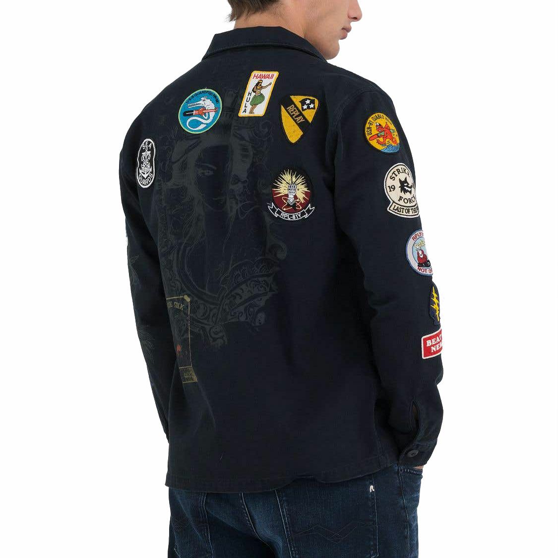 Replay｜プリント＆パッチ オーバーシャツ｜チャコール｜モデル着用