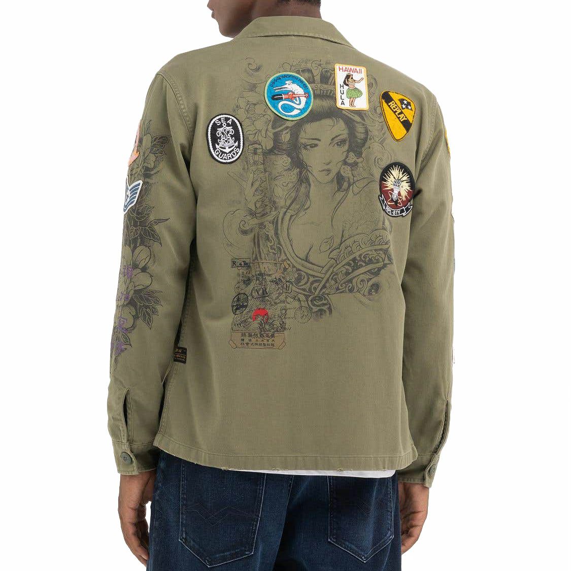 Replay｜プリント＆パッチ オーバーシャツ｜ライトミリタリー｜モデル着用