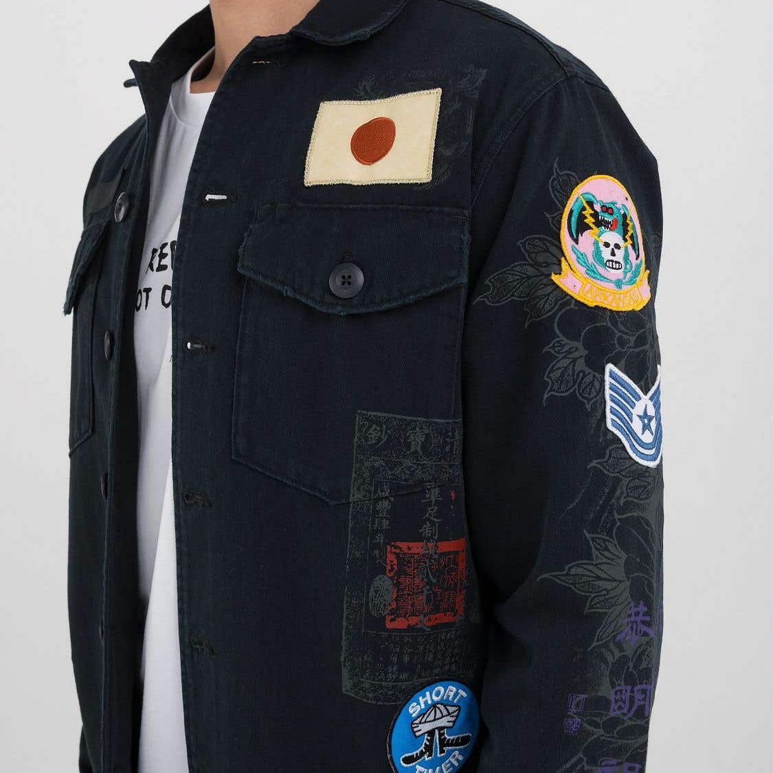 Replay｜プリント＆パッチ オーバーシャツ｜チャコール｜モデル着用