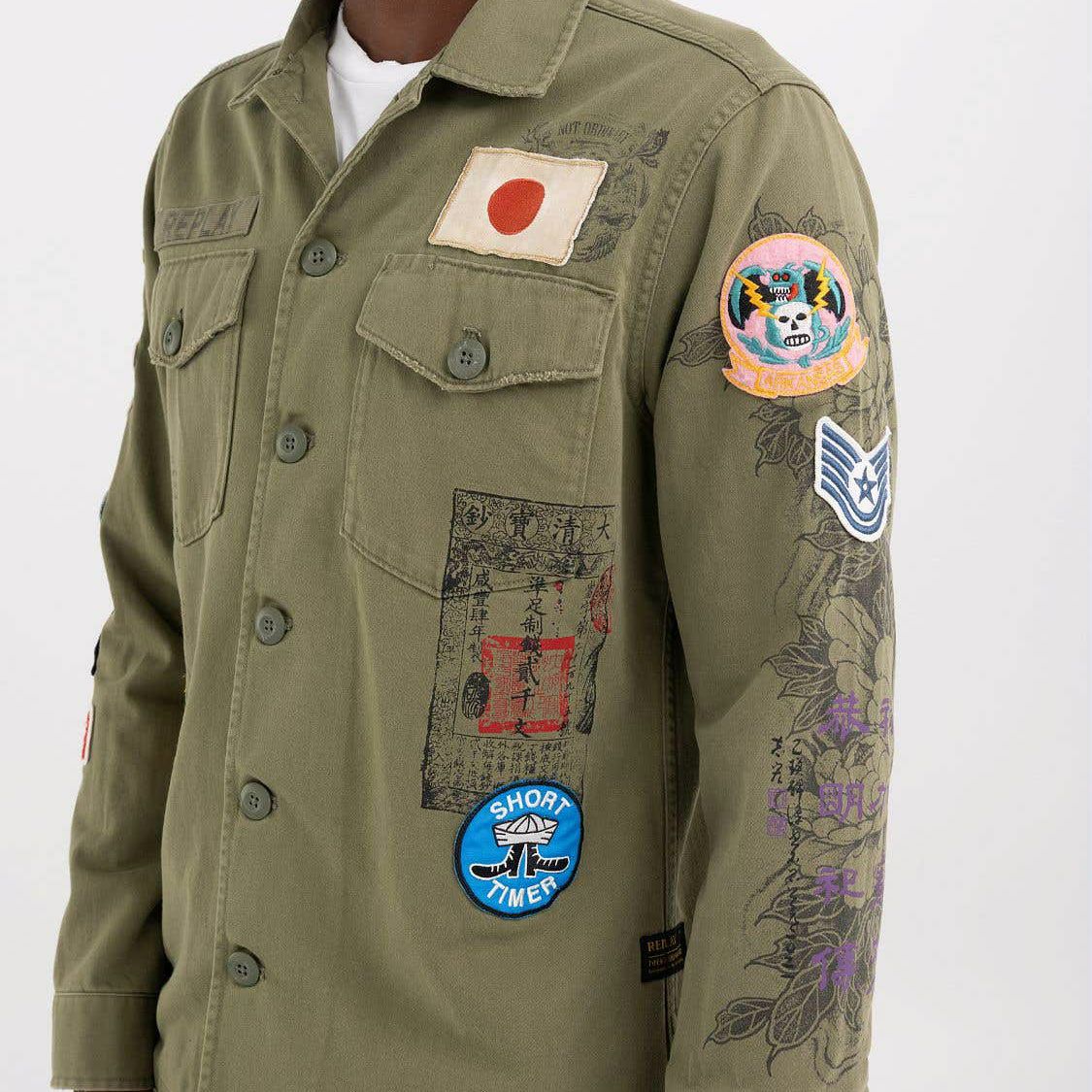 Replay｜プリント＆パッチ オーバーシャツ｜ライトミリタリー｜モデル着用