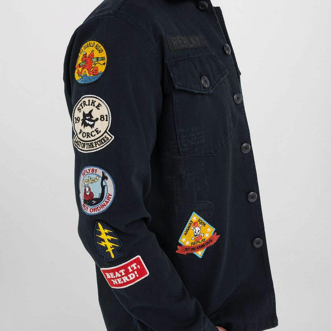 Replay｜プリント＆パッチ オーバーシャツ｜チャコール｜モデル着用