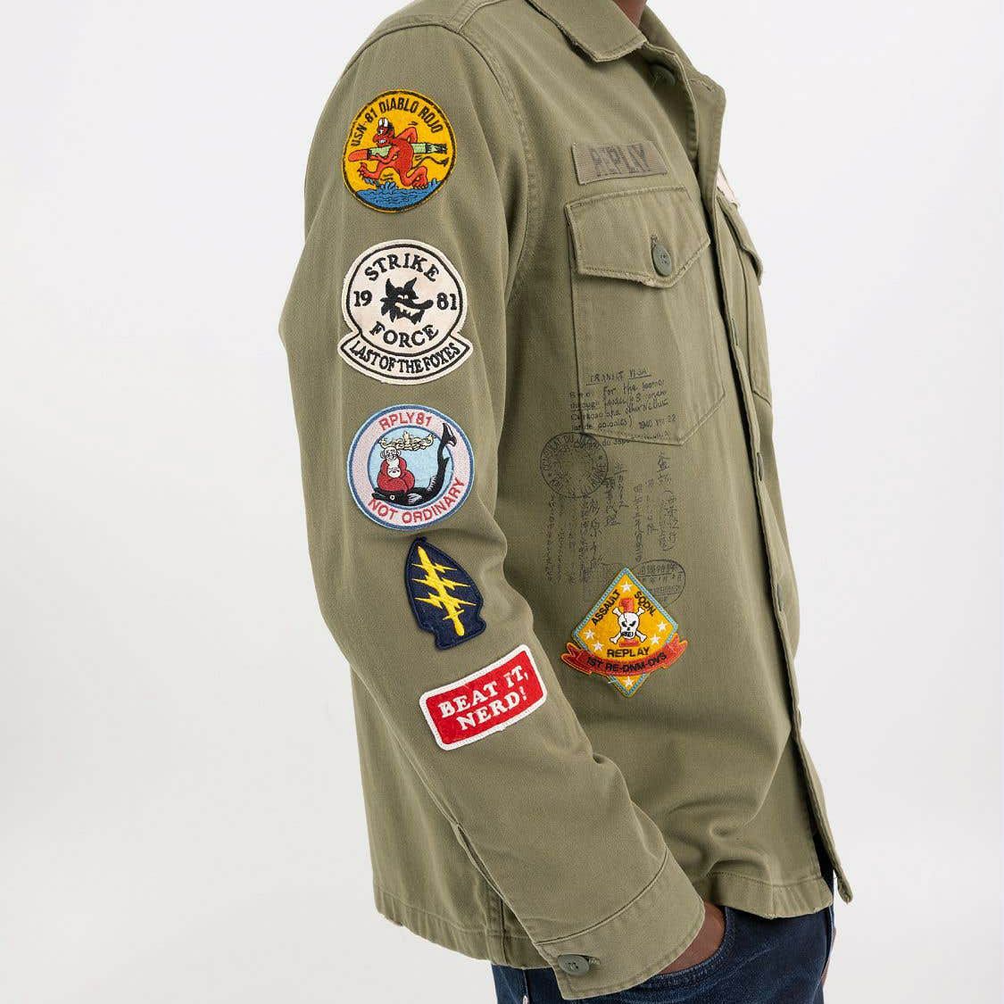 Replay｜プリント＆パッチ オーバーシャツ｜ライトミリタリー｜モデル着用