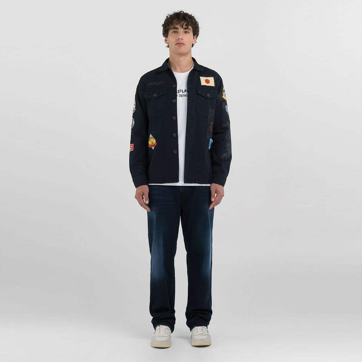 Replay｜プリント＆パッチ オーバーシャツ｜チャコール｜モデル着用