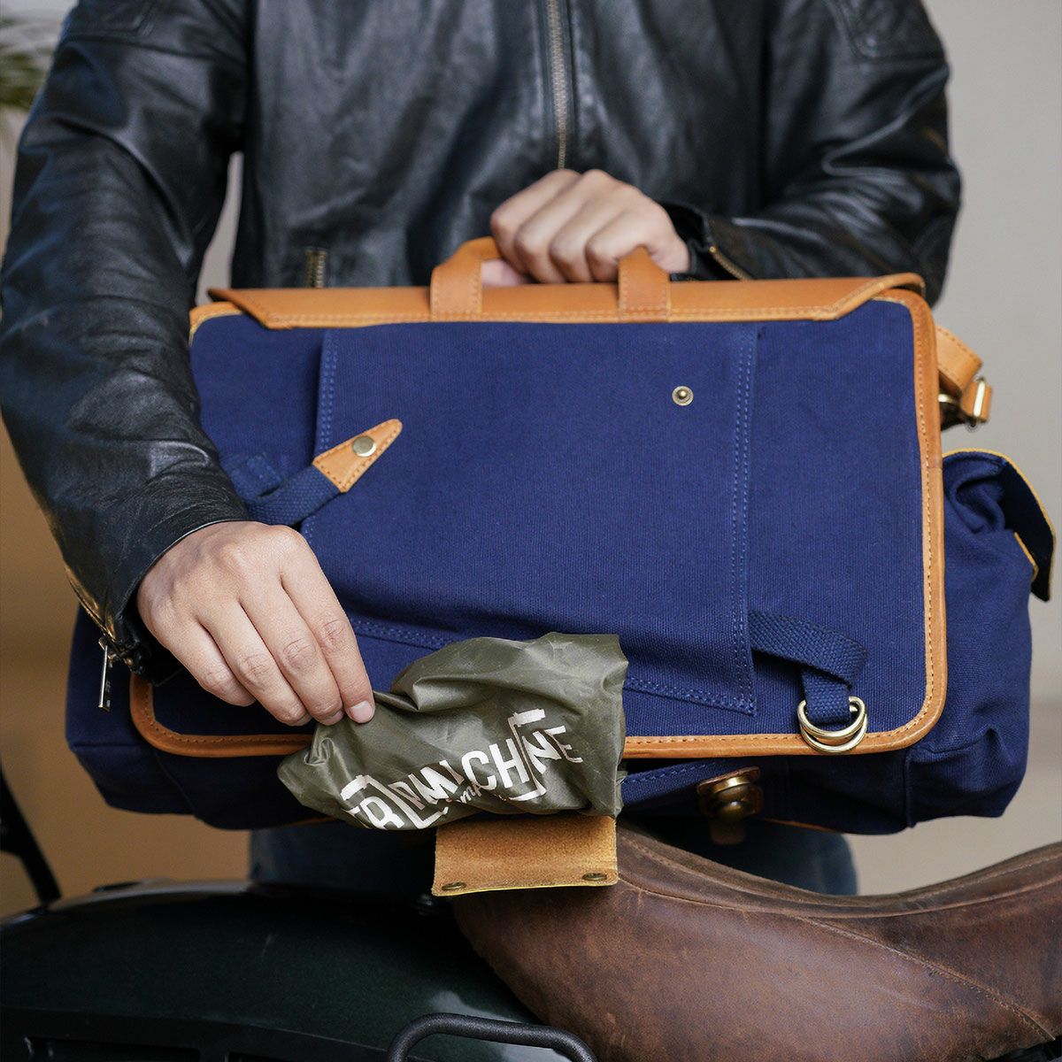 Trip Machine｜エクスペディション サドルバッグ｜サイドバッグ｜ブルー×タン｜使用イメージ