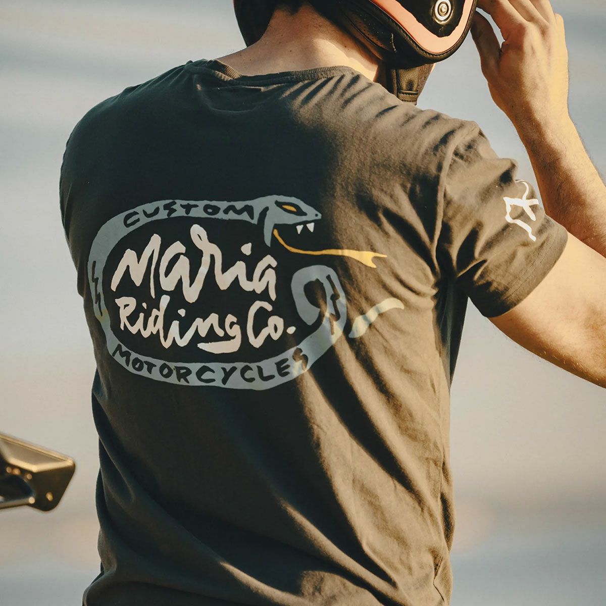 Maria Riding Company｜ヴェネーノ Tシャツ｜ダークグレー｜モデル着用