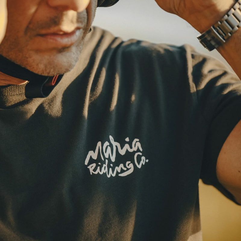 Maria Riding Company｜ヴェネーノ Tシャツ｜ダークグレー｜モデル着用