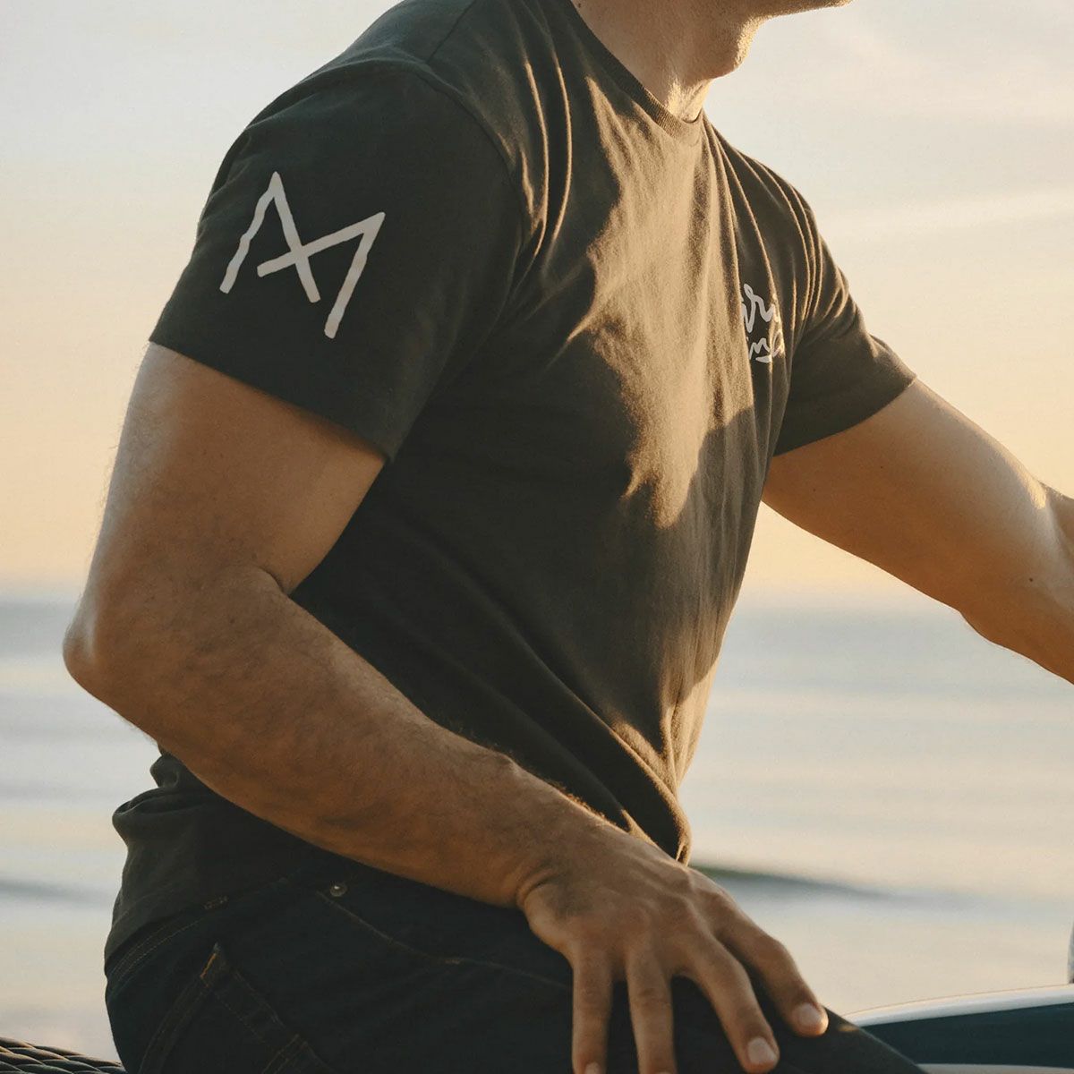 Maria Riding Company｜ヴェネーノ Tシャツ｜ダークグレー｜モデル着用