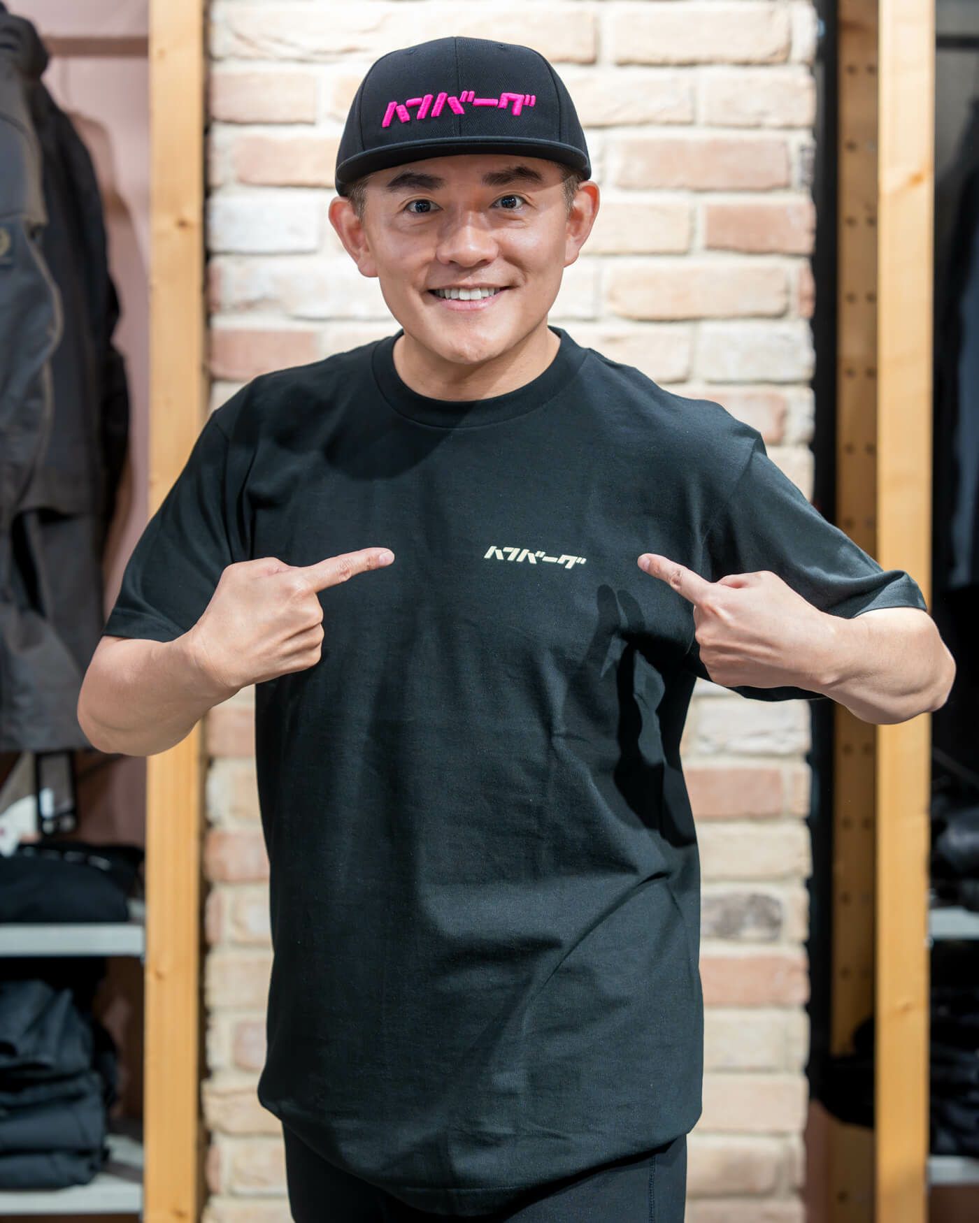 ハンバーグ師匠 x DEVILOCK｜ハンバーグ CAP｜帽子｜ブラック×ピンク｜モデル着用