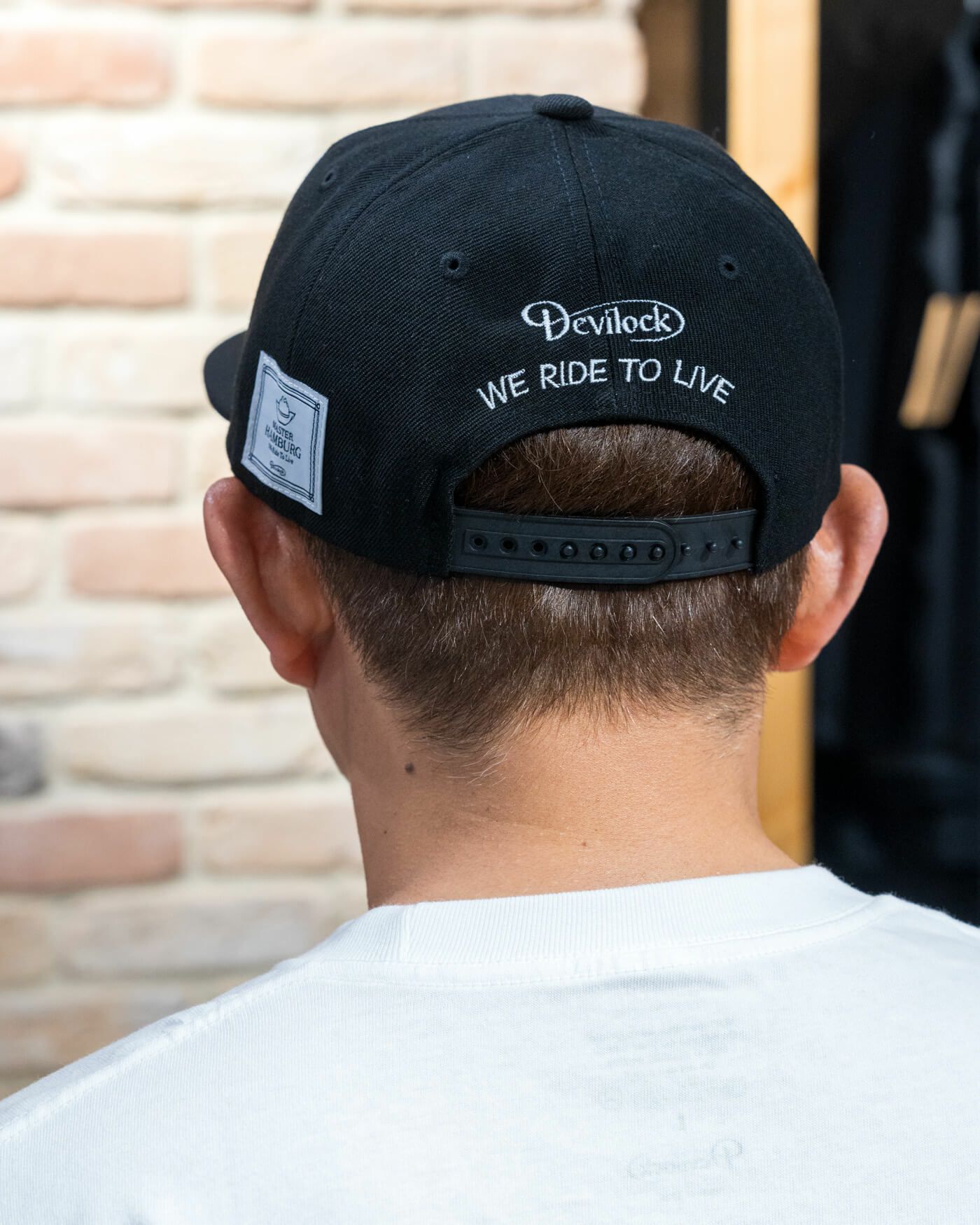 ハンバーグ師匠 x DEVILOCK｜Master Hamburg CAP｜帽子｜ブラック｜モデル着用