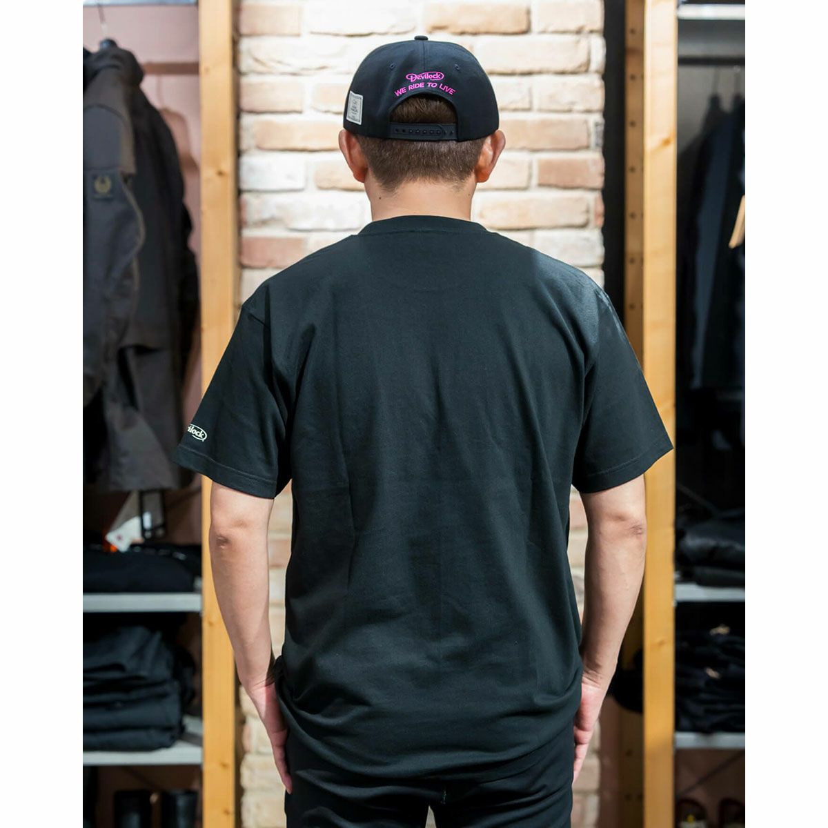 ハンバーグ師匠 x DEVILOCK｜ハンバーグTEE｜Tシャツ｜ブラック｜モデル着用