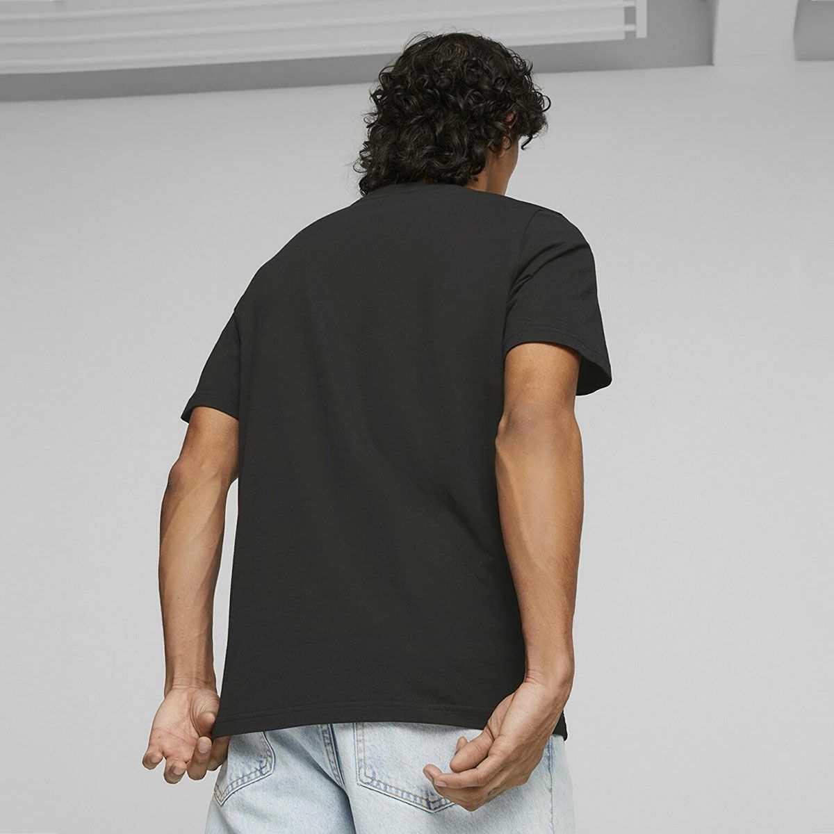 Ferrari｜フェラーリ RACE TONAL ビッグ シールド Tシャツ｜ブラック｜モデル着用