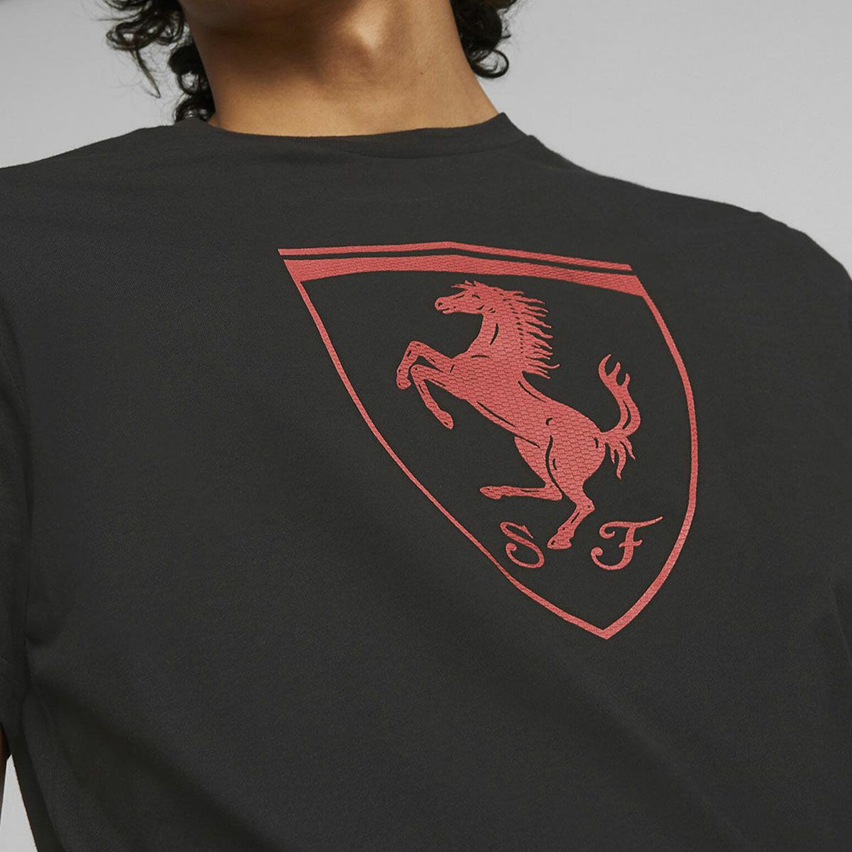 Ferrari｜フェラーリ RACE TONAL ビッグ シールド Tシャツ｜ブラック｜モデル着用