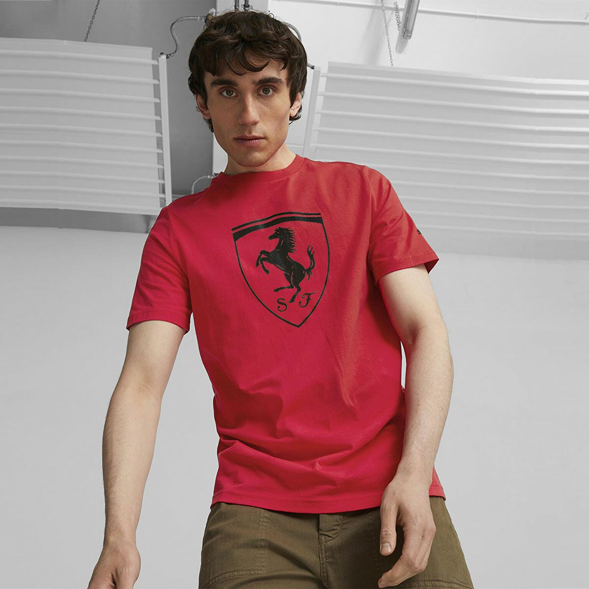 Ferrari｜フェラーリ RACE TONAL ビッグ シールド Tシャツ｜レッド｜モデル着用