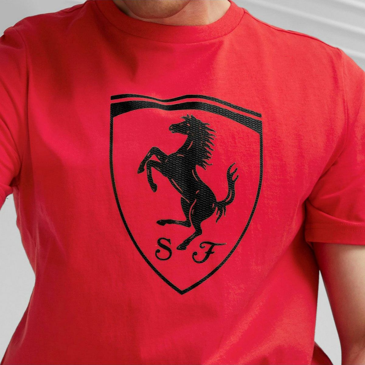 Ferrari｜フェラーリ RACE TONAL ビッグ シールド Tシャツ｜レッド｜モデル着用