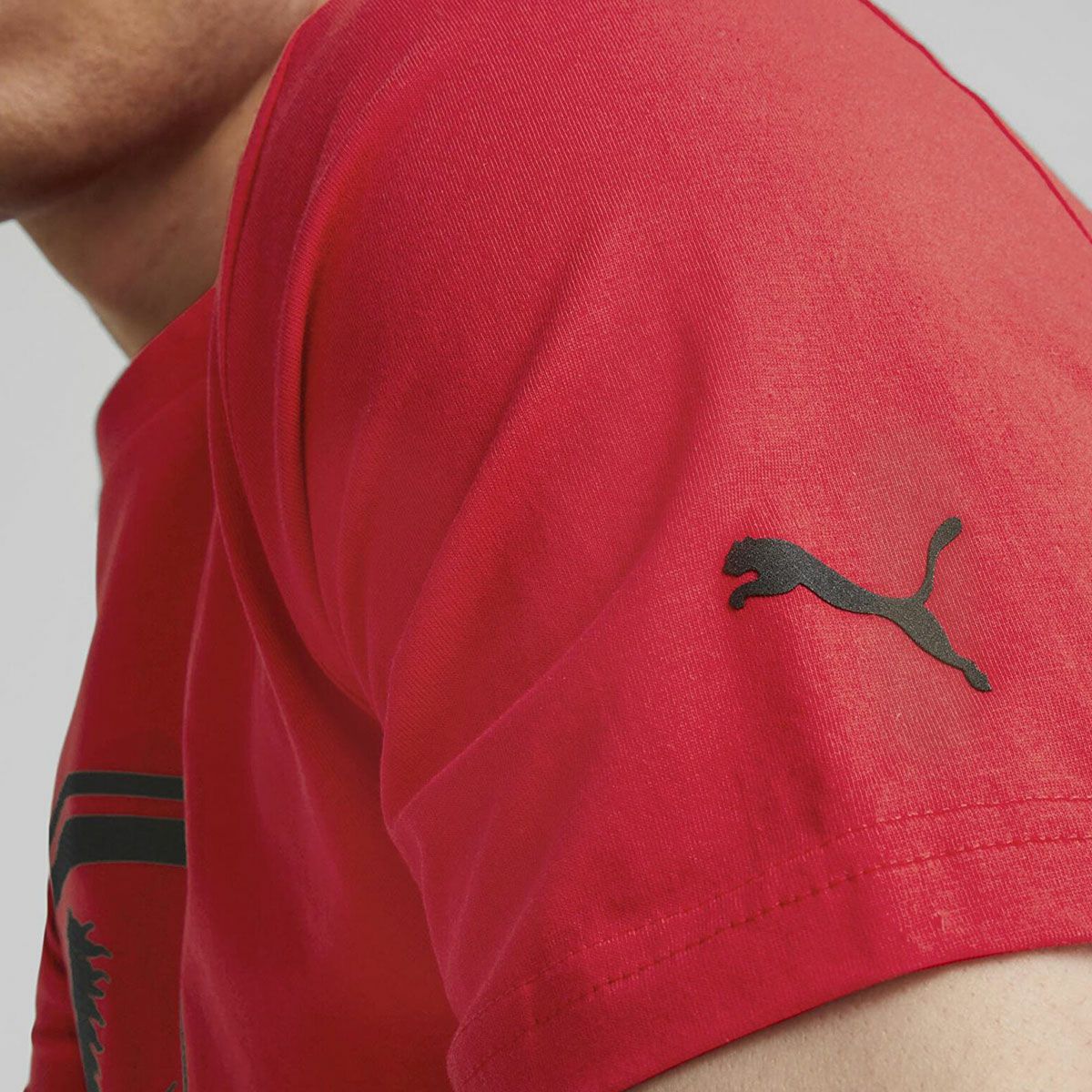 Ferrari｜フェラーリ RACE TONAL ビッグ シールド Tシャツ｜レッド｜モデル着用